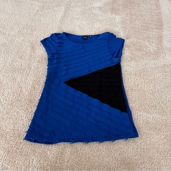 Saks Fifth Avenue Black Label Tops - EUC Women’s Saks Black Saks Fifth Avenue Short Sleeved Top!